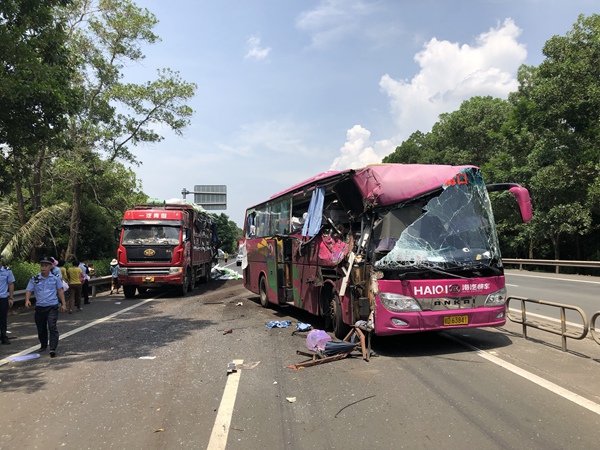 海南西线高速客车追尾货车致1名老人当场死亡