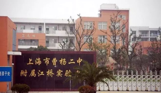 70学校资源上,周边黄家花园幼儿园和嘉定区卢湾一中实验小学.