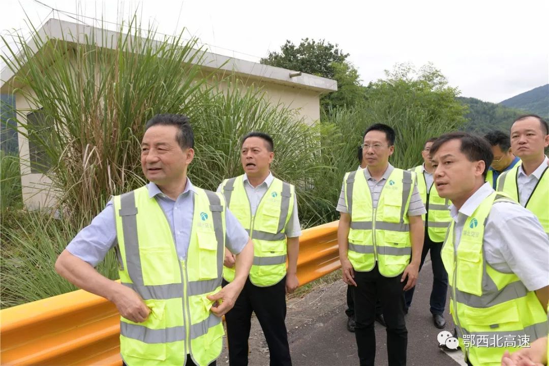 肖跃文深入鄂西北片区督导鄂陕省界收费站首座etc门架吊装工作