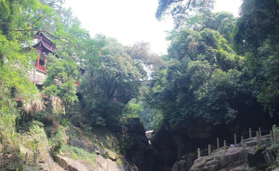 庐山五大丛林之一的栖贤寺,冯玉祥的《墨字篇》石刻,蒋介石宋美龄亲手