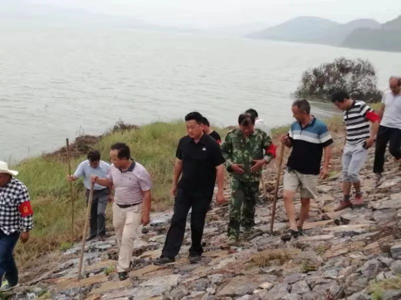 土塘镇小港村第一书记梁敏参与巡堤县执法大队派驻土塘镇杭桥社区第一