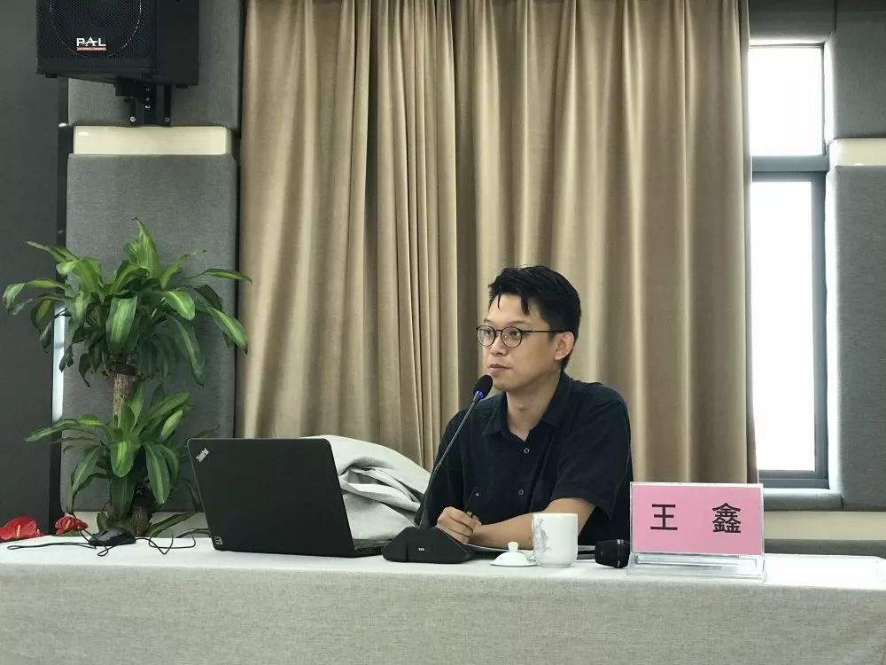 上海青年管理干部学院社工专业讲师王鑫老师向学员们讲述:社区工作