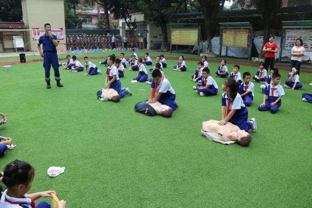 在南漖小学开展东沙街校园安全教育系列活动,图为学生学习心肺复苏法.