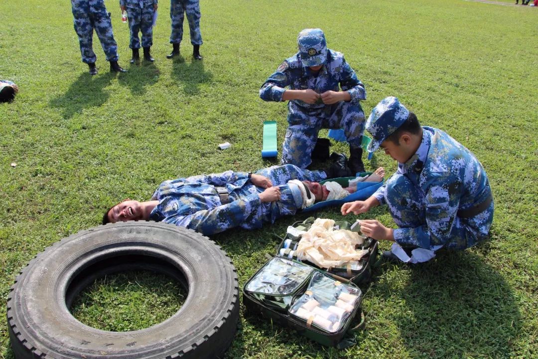 我是一个兵为了让战鹰翱翔海天他们把忠诚和奉献镌刻在每一个平凡而