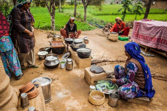 印度农村的真实生活:牛粪涂抹大门口,妇女爱做"牛粪饼