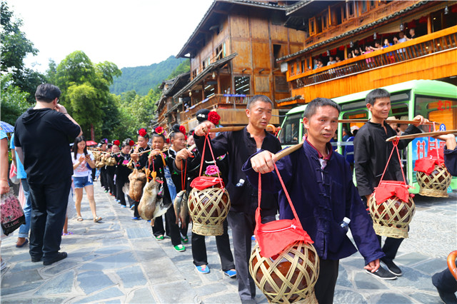 贵州西江景区开展相约西江景区体验苗寨吃新大巡游活动