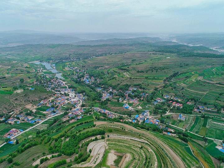 这是7月5日拍摄的宁夏西吉县龙王坝村景色. 新华网发(祁瀛涛 摄)