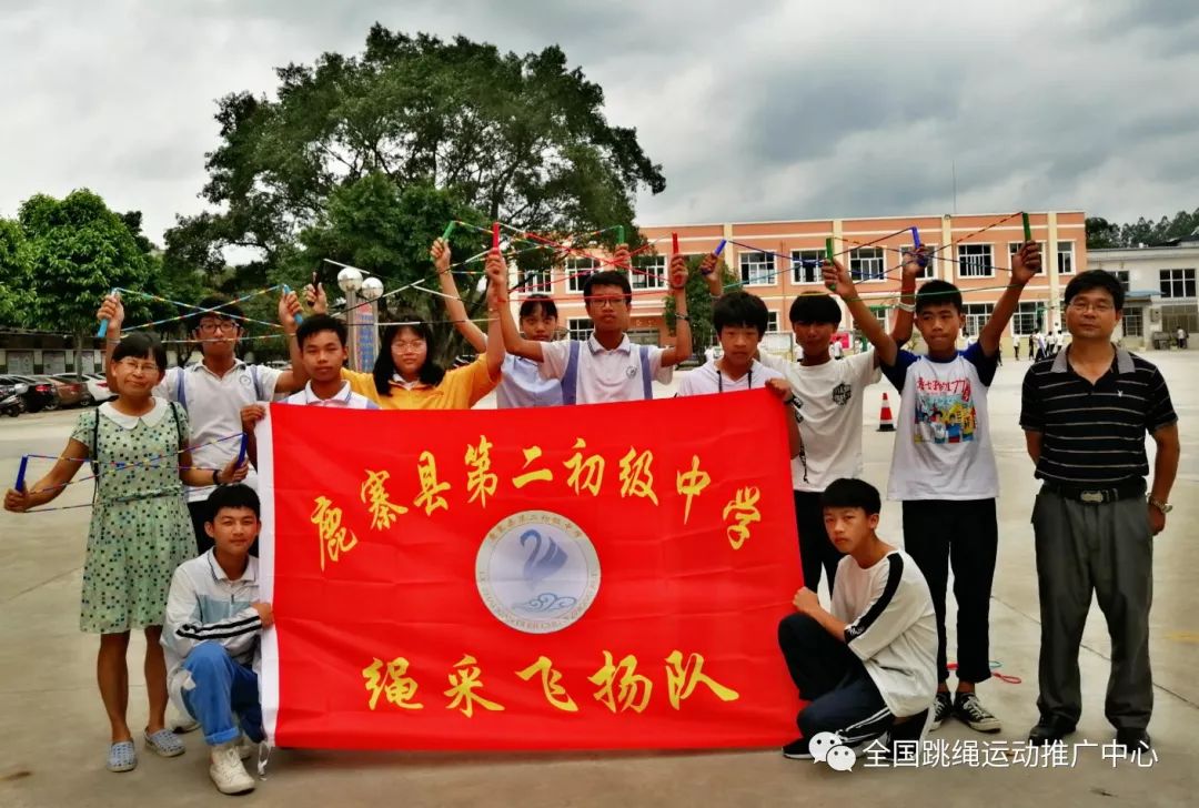 我们来自"山清水秀地干净"的柳州,来自"亚洲女飞人"的家乡—鹿寨.