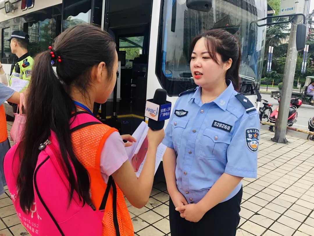 今天安康一群小朋友空降街头还惊动了警察蜀黍