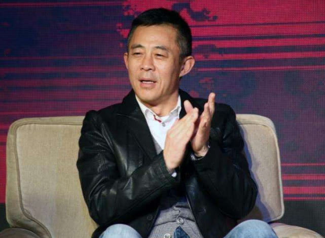 52岁侯勇近照,小20多岁90后老婆是我们熟悉的她,年轻漂亮
