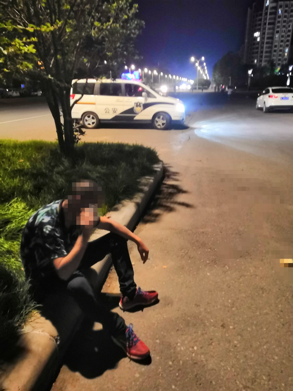 临颍醉酒男夜卧草丛热心市民打通其朋友电话对方却推辞很忙