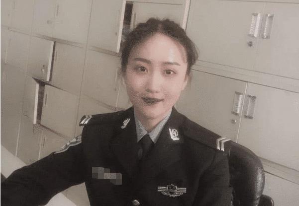 女辅警走红网络,身背"大宝剑"乘车,网友:这不是周芷若