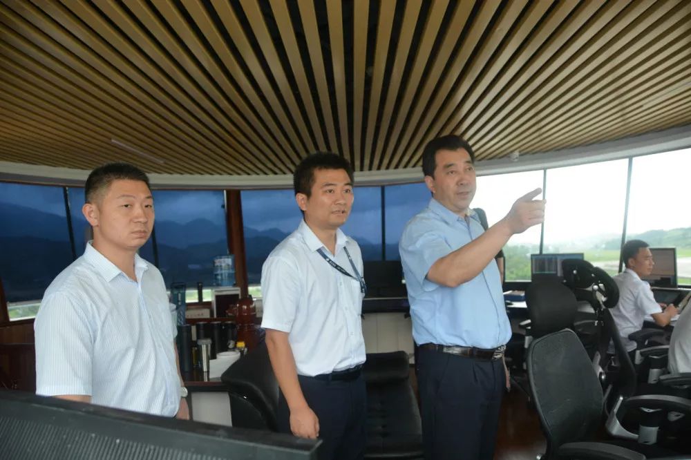 李学利一行调研遵义新舟机场安全管理工作
