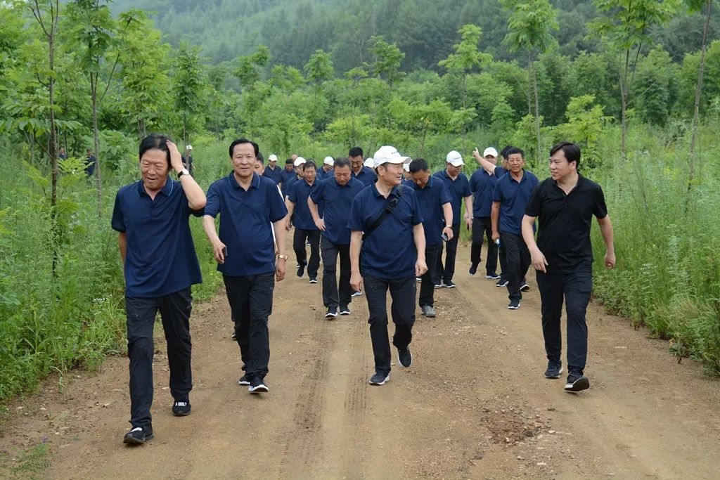 孙继民徒步登山中共同参加徒步登山活动从丽景花园小区沿路而行他们以