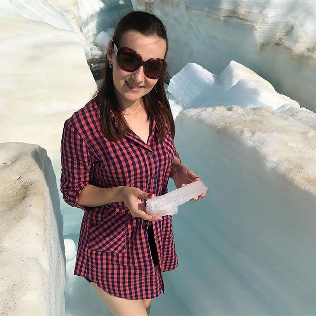 原创最奇特冰川35度冰不融化美女们穿比基尼在冰玩疯了