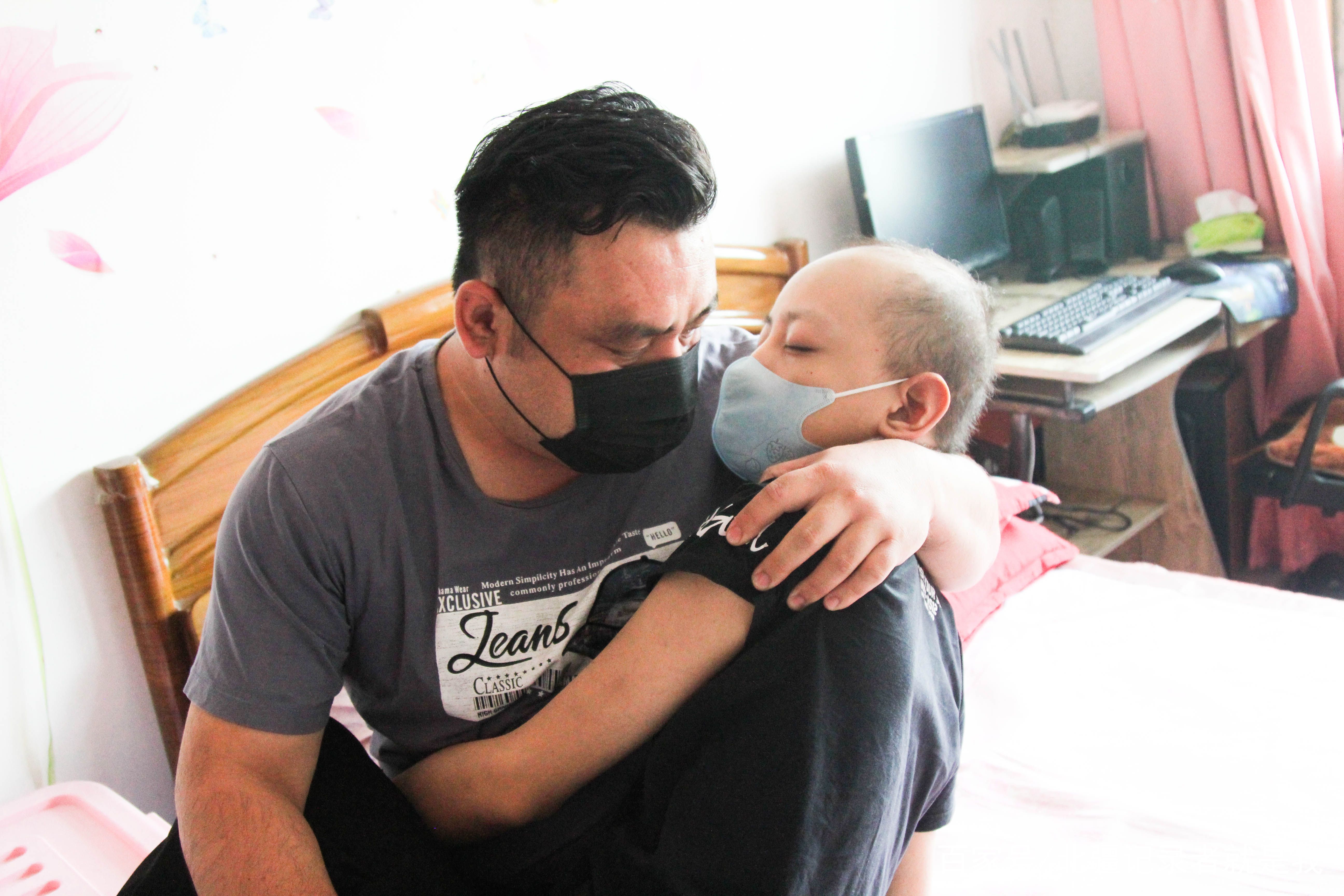                     80后夫妻为救子苦熬10年，拒绝生二胎，“爱到不能爱，才放手”