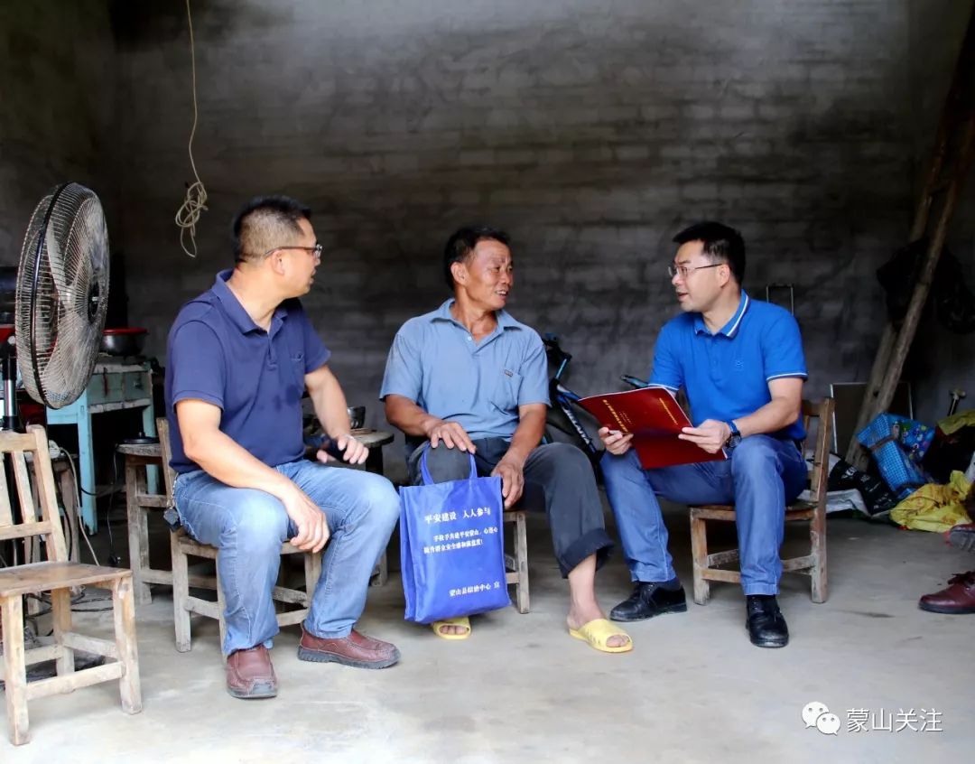 县委副书记韦贤康到夏宜瑶族乡开展工作调研