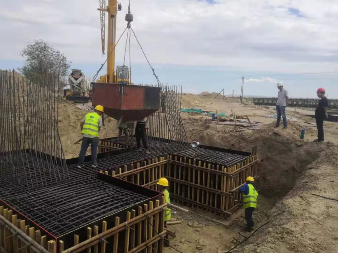 新疆第十师夏和公路工程项目首个承台浇筑完成