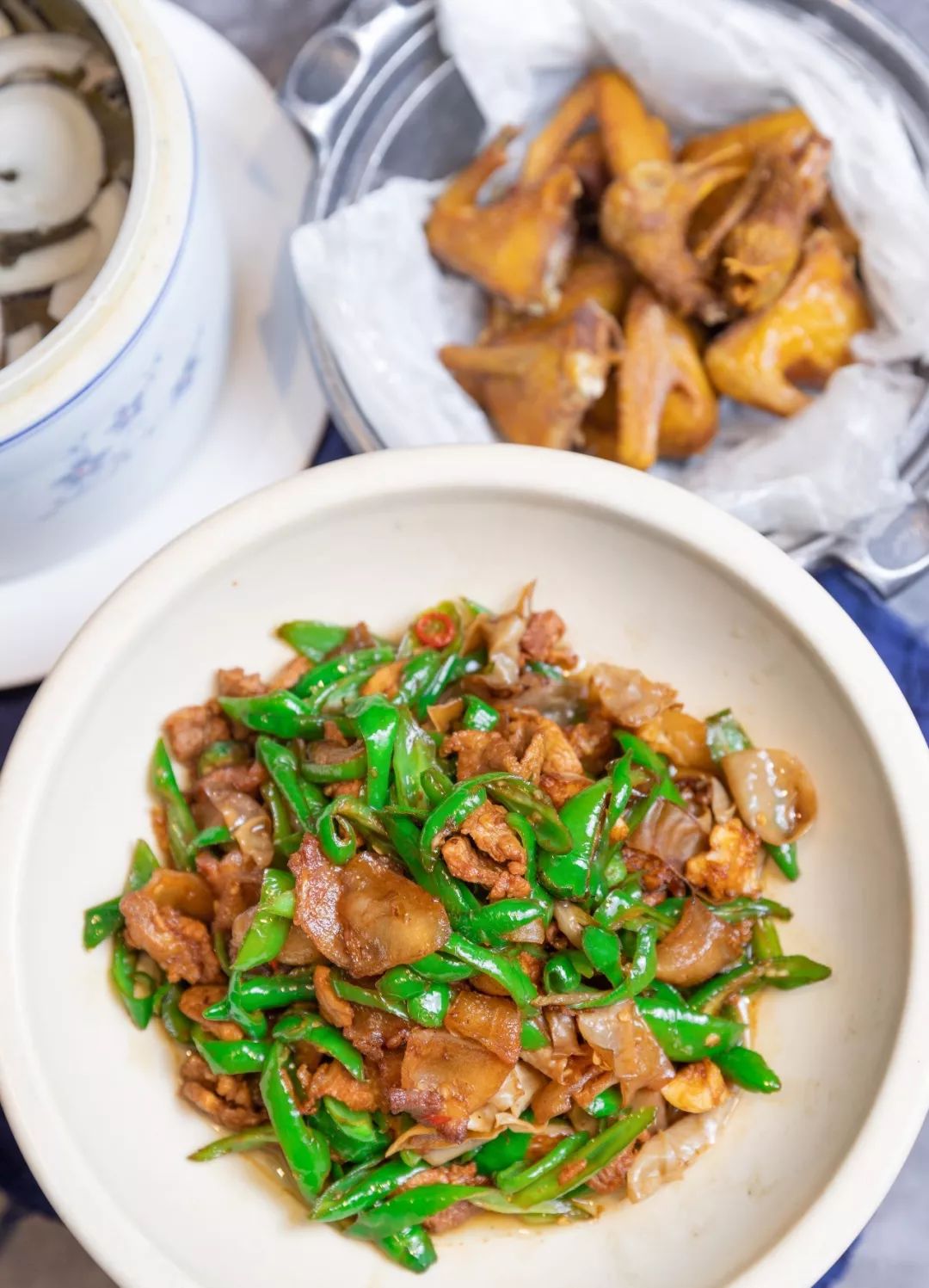 作为乳鸽专门店,大鸽饭准备了许多款以鸽子为主的菜品.