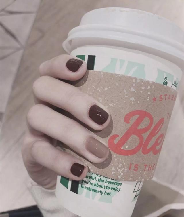今夏流行这样的跳色美甲哦!