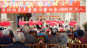 大学的中老年学员们 定期到社会福利院,敬老院为老人们演出 川剧变脸