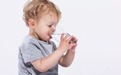                     原创            孩子发烧了怎么办？妈妈最关心的问题答案都在这里！