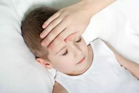                     原创            孩子发烧了怎么办？妈妈最关心的问题答案都在这里！