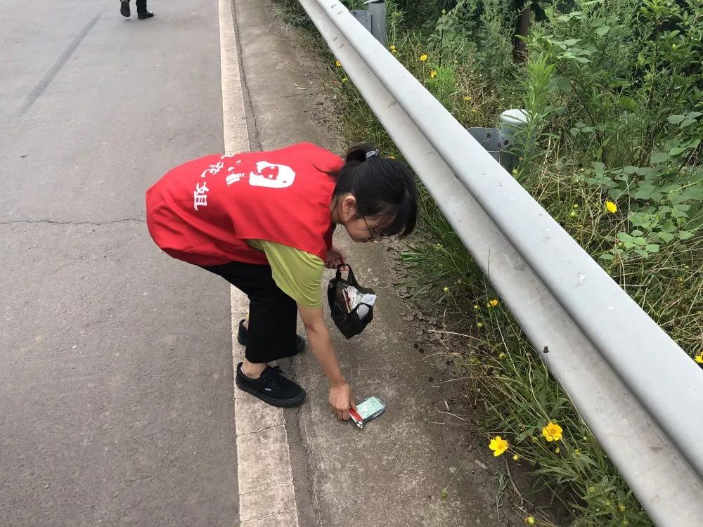 快乐学校爱在乡村大学生志愿服务助力乡村振兴活动进行中