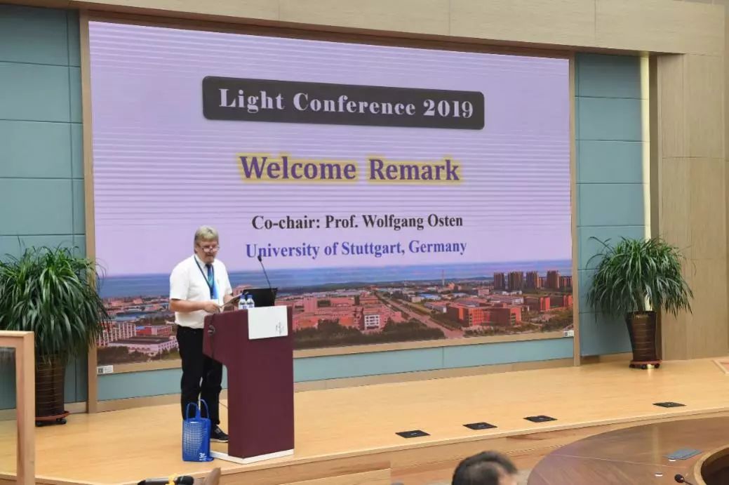 教授致辞light执行主编,美国明尼苏达大学崔天宏教授做期刊介绍light