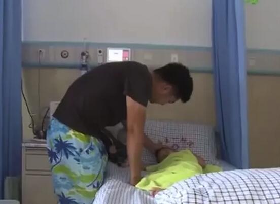                     3岁男童突然失去反应，女护士一个动作就救了命