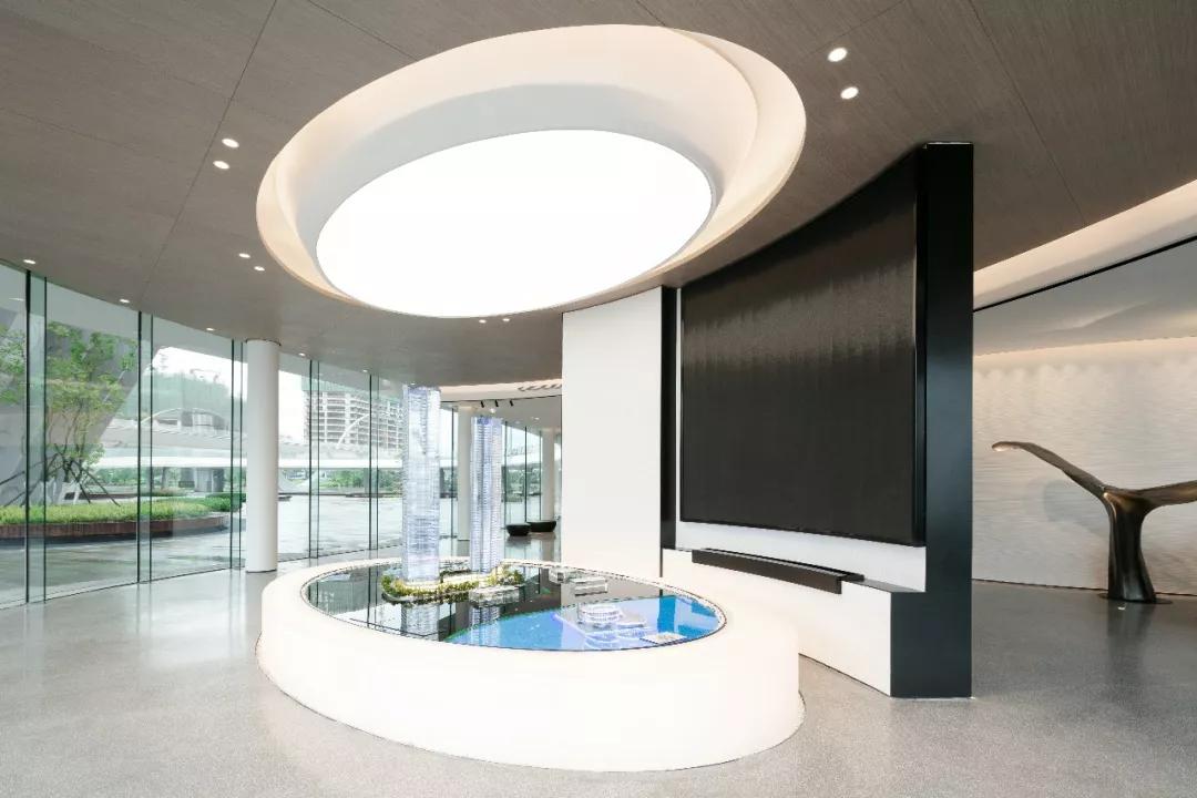 沙盘模型宛若一波"涟漪"延伸其中,与上空优美圆形交相呼应.