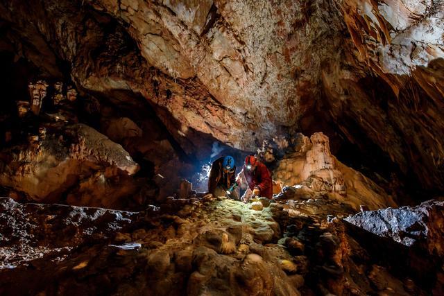 原创欧洲考古学家在湿度100的洞穴发现5000年前的宝藏堆