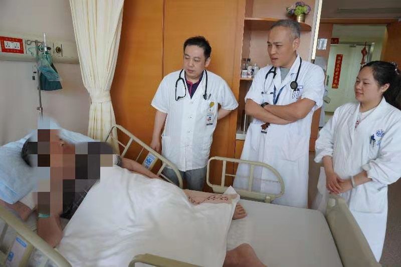 叶霜巡房(右二)
