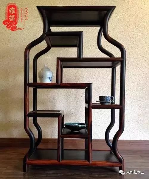 象征着招财,加上葫芦本身的曲线很流畅,优美,这个造型的博古架给人一