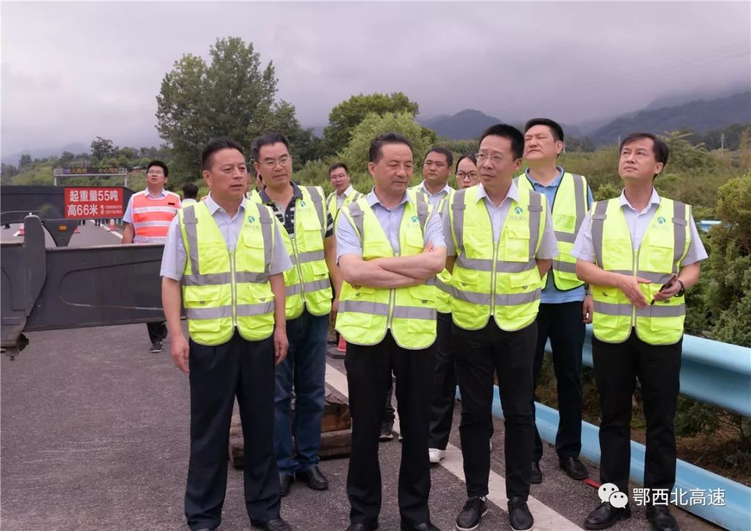 肖跃文深入鄂西北片区督导鄂陕省界收费站首座etc门架吊装工作