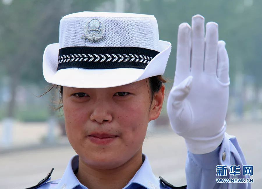 交警  
