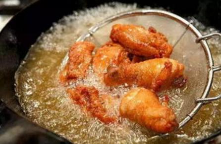                     6岁男童脾胃衰竭，这3种常见的伤脾食物，你还在给孩子吃吗