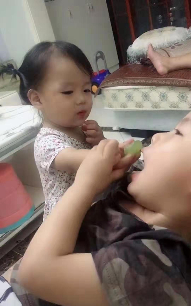                    原创            妹妹给哥哥剥葡萄吃，自己吃皮哥哥吃肉，网友：孔融让梨升级版