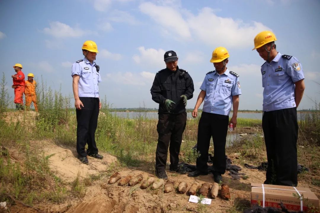 现场,挖掘机已经挖好爆坑,工作人员先对其中两发炮弹进行了试爆.
