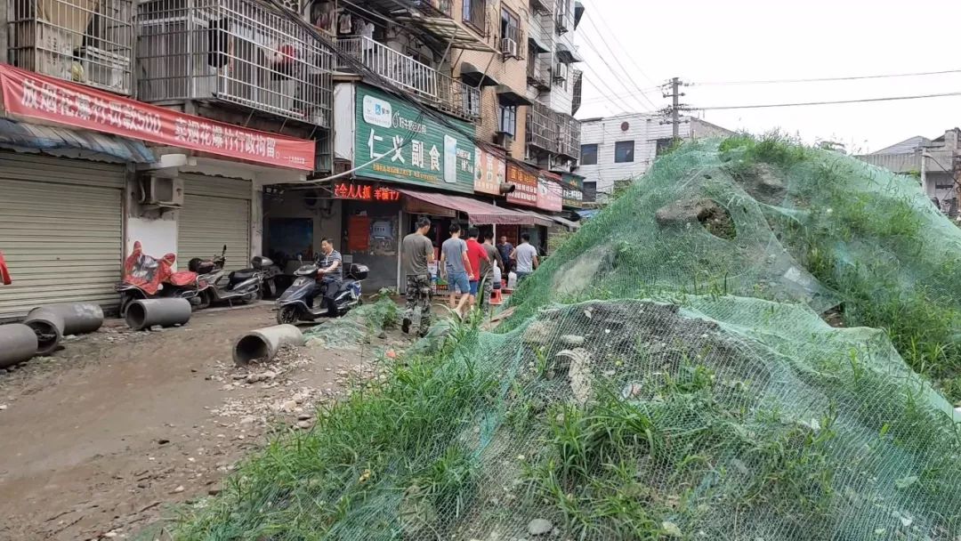 文明老河口曝光仁义街晴天一身灰雨天一身泥这条路何时能修完