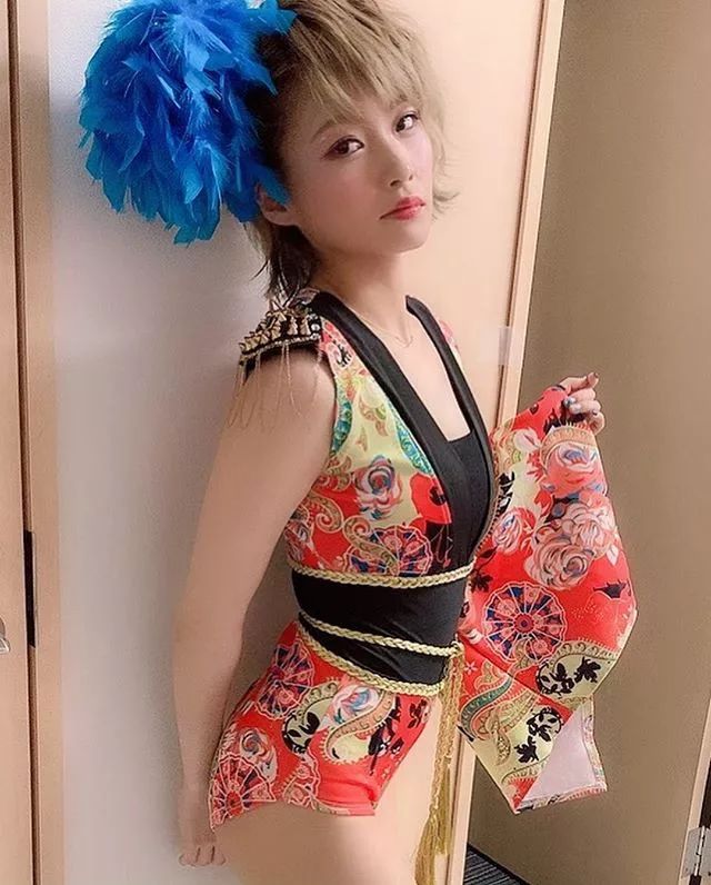 27岁日本写真女星恋兄成瘾,一起洗澡睡觉甚至