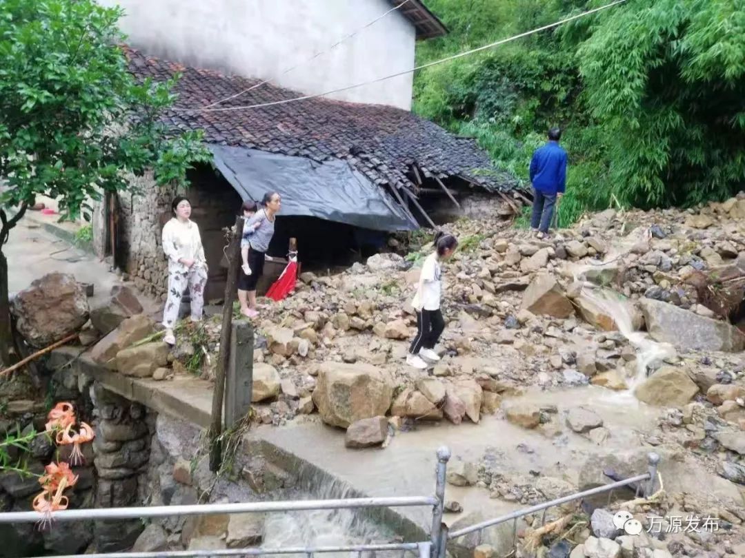 微播万源0719万源716暴雨冲不垮众志成城的洪色堤坝