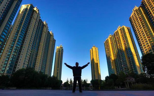 又一楼市多军“投降”!北师大专家发话:楼市暴富的美梦该醒醒了