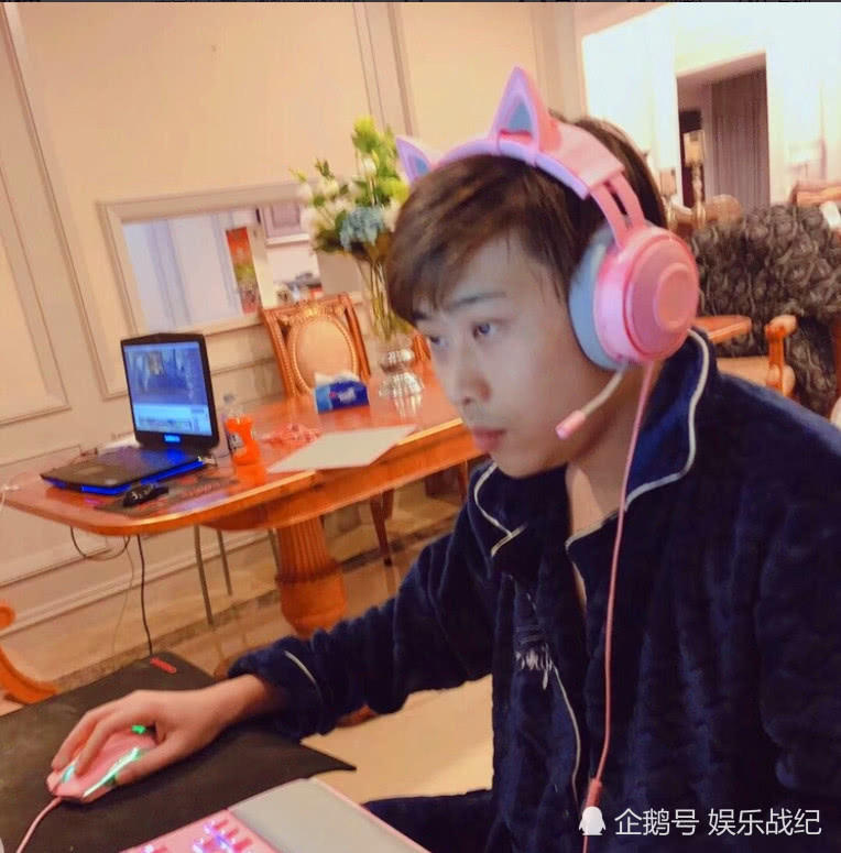 卢本伟将uu当成全部,游戏ID曝光!网友:这也太甜