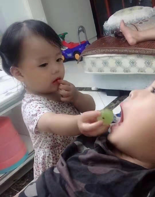                     原创            妹妹给哥哥剥葡萄吃，自己吃皮哥哥吃肉，网友：孔融让梨升级版