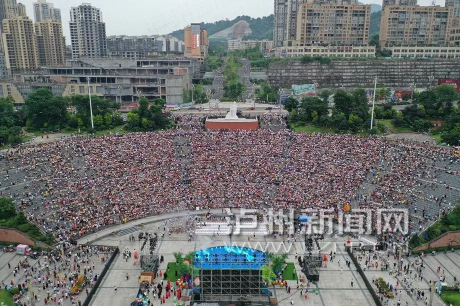 向下滑动显示更多图片开幕式精彩纷呈各地游客感受合江荔枝古韵文化