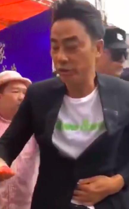 任达华出席活动被不明人士捅伤腹部流血不止现场乱作一团