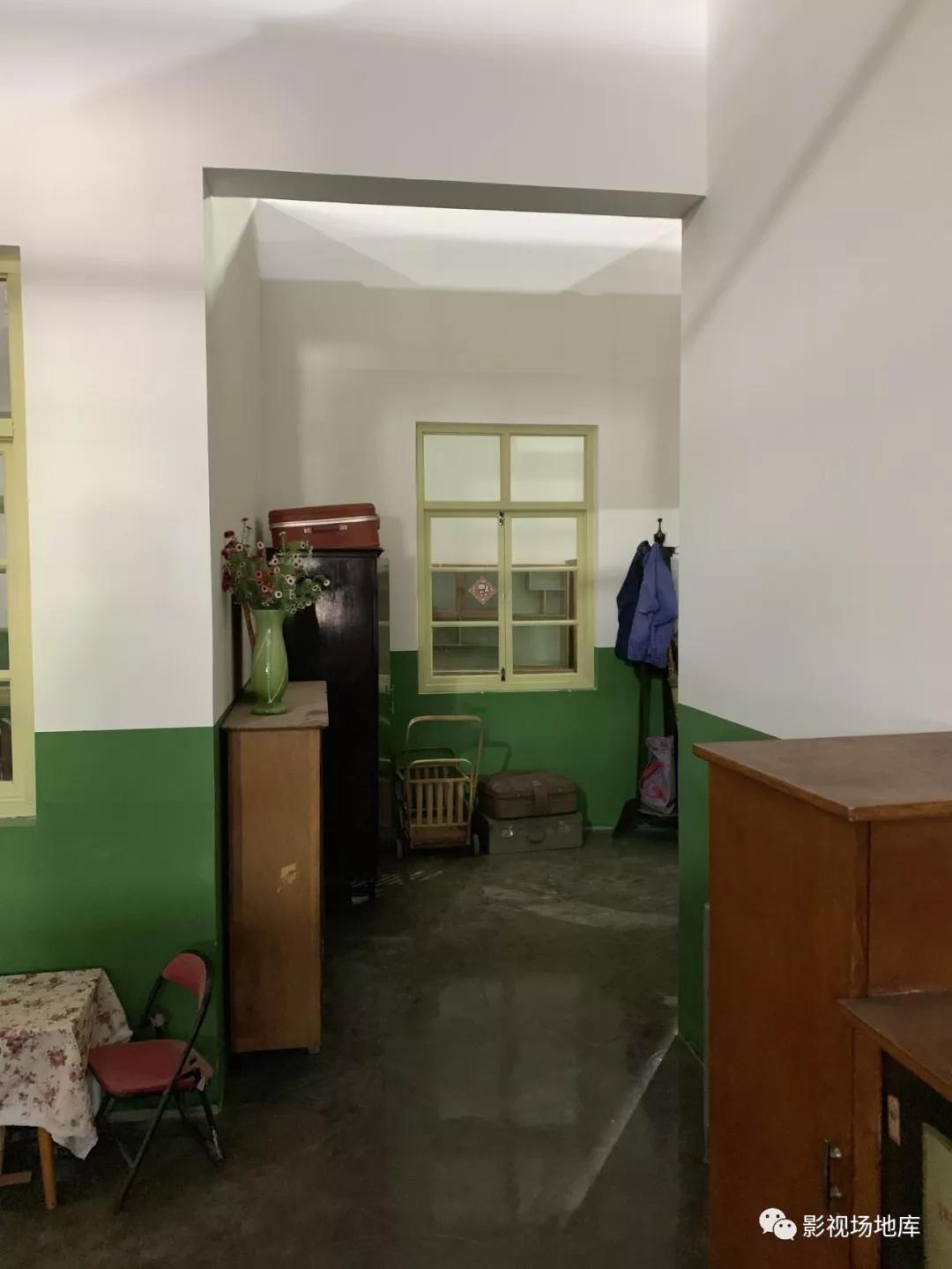 要考虑到影棚实景景深的用光,摄影师的机位,室内实景的色彩过渡,场景