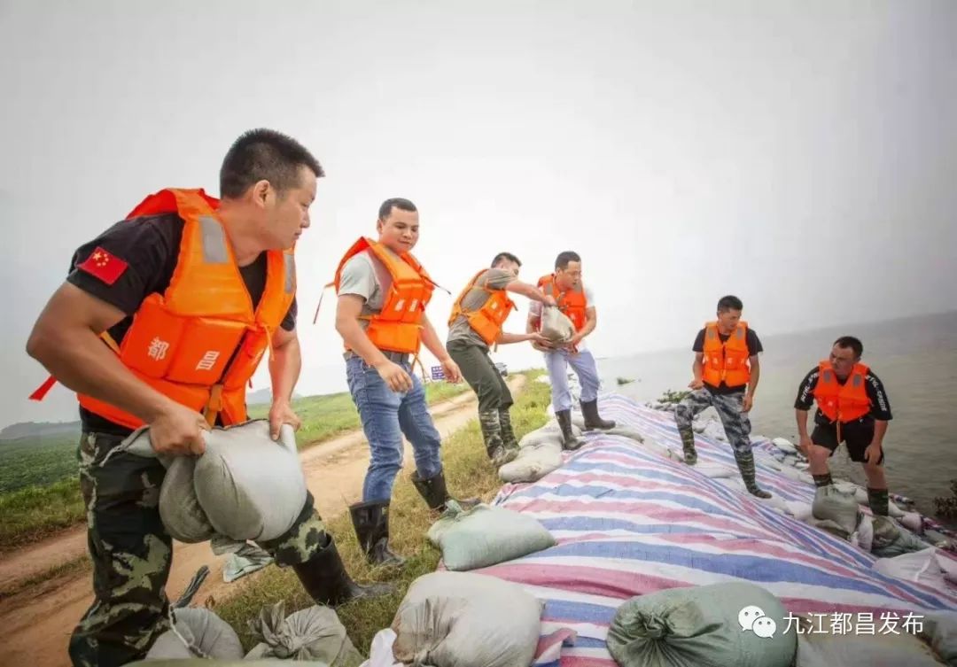 致敬!都昌退役老兵重披戎装,奋战抗洪一线