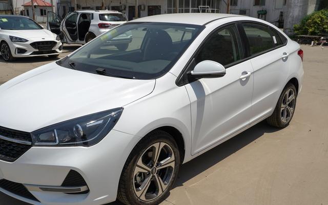 国产好车不止帝豪一个,这车轴距近2.7米,大厂出